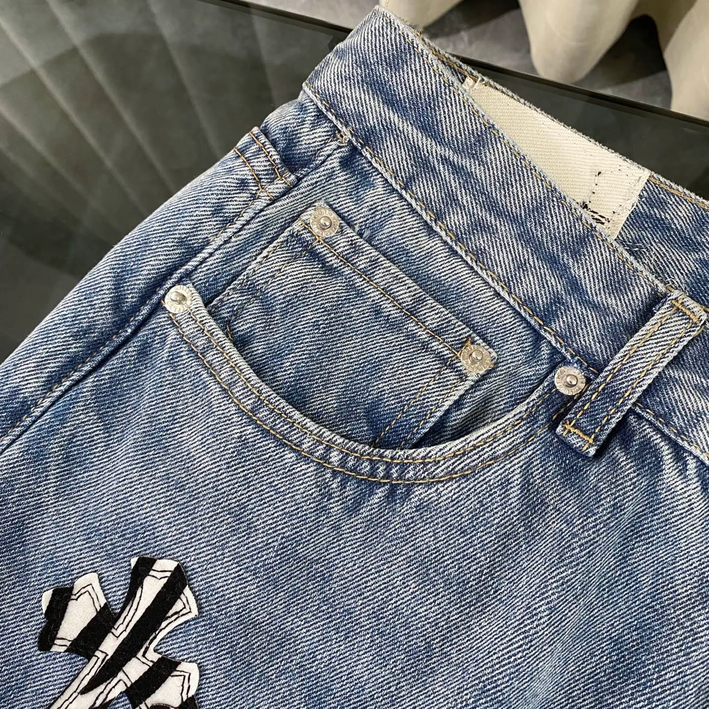 P270 CH Chromehearts zebra black and white cross patch patchwork jeans, priced at 34W level, patchwork cross pattern embellishment, washed jeans! ! An absolutely high-end luxury product, a 1.9W-level god-level single product, a super popular product, made by top heavy industry, a magic weapon that cannot be missed! [About Zangyin] This is an extremely luxurious fashion brand that can also be called the aristocracy of the high street. It has always been an exclusive brand for some hipsters or rich second generations. Compared with ordinary high streets, it is more luxurious and noble. Compared with luxury brands, it is more fashionable and individual. It has always been a brand that I have a special liking for. [Top heavy industry fashion design] Consistently high-street luxury style. Speaking of this style, the Zangyin family and GU family are definitely the leading representative brands. Especially the Zangyin family has really achieved a state-of-the-art effect in creating high-street style. The unique washed material is used to create this style. The color system is already quite eye-catching. After it is decorated with patchwork cross flowers, it cleverly highlights the charm of the brand. Secondly, this style uses classic The high-waist cutting design highlights the long legs and fashionable temperament of the upper body. The brand is highly recognizable and the slim fit configuration is more suitable for daily wear. It is a product that interprets personality, fashion, and specifications at a glance. This single product is enough to make any fan excited. It can be a white T-shirt for a youthful college style, or a tight suspender for a royal style. It has strong matching ability and can be easily controlled by men.  [Materials and craftsmanship] Needless to say, this point goes without saying. As an excellent craftsman brand, Zangyin’s requirements for details and craftsmanship are really perfect. The washed color of this model has gone through so many processes, not to mention the embellishment of denim appliques. It is also purely hand-made and sewn. Just like what they believe in, only hand-made things have soul and have the meaning of wear. A top-notch heavy-duty fashionable denim item, I look forward to your perfect interpretation! !  Color: black gray Size: 28-36
